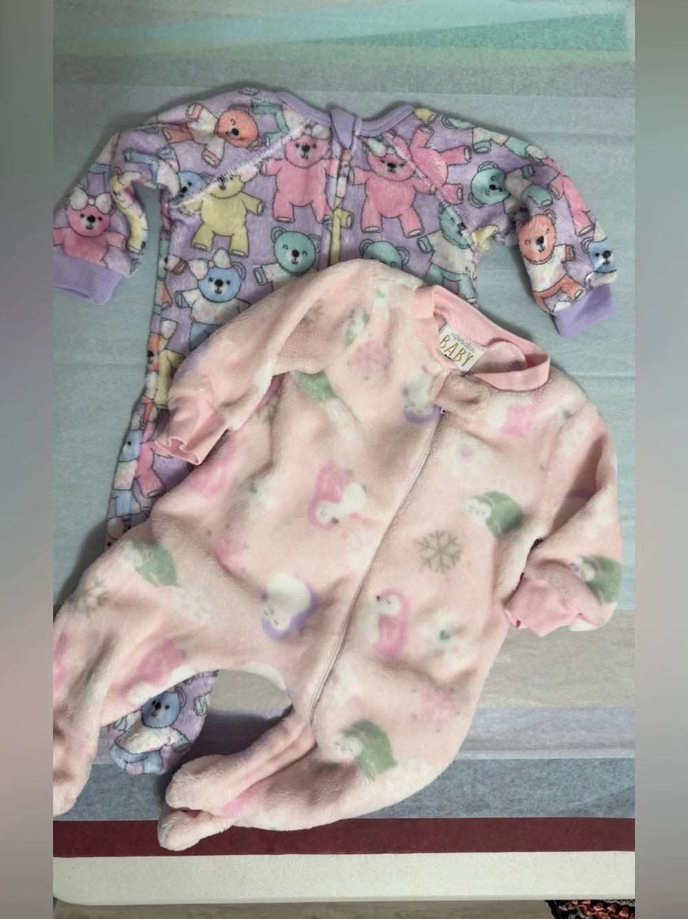 2 onesies: Baby girl